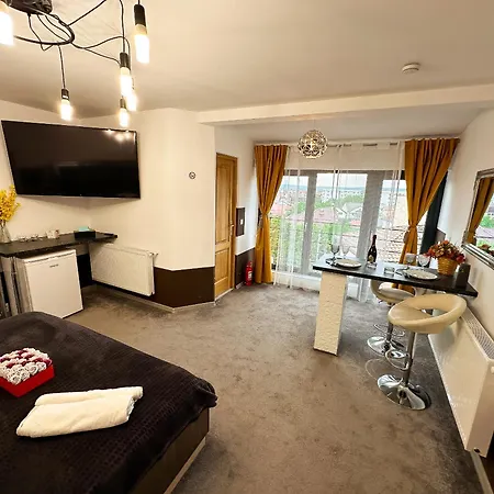 The Royal - With Balcony & Panoramic View * 크라이오바