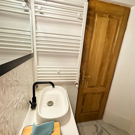 The Royal - With Balcony & Panoramic View *