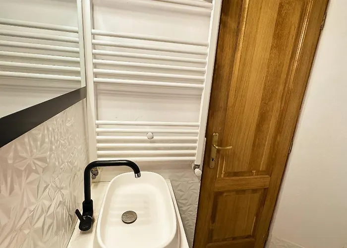 The Royal - With Balcony & Panoramic View *